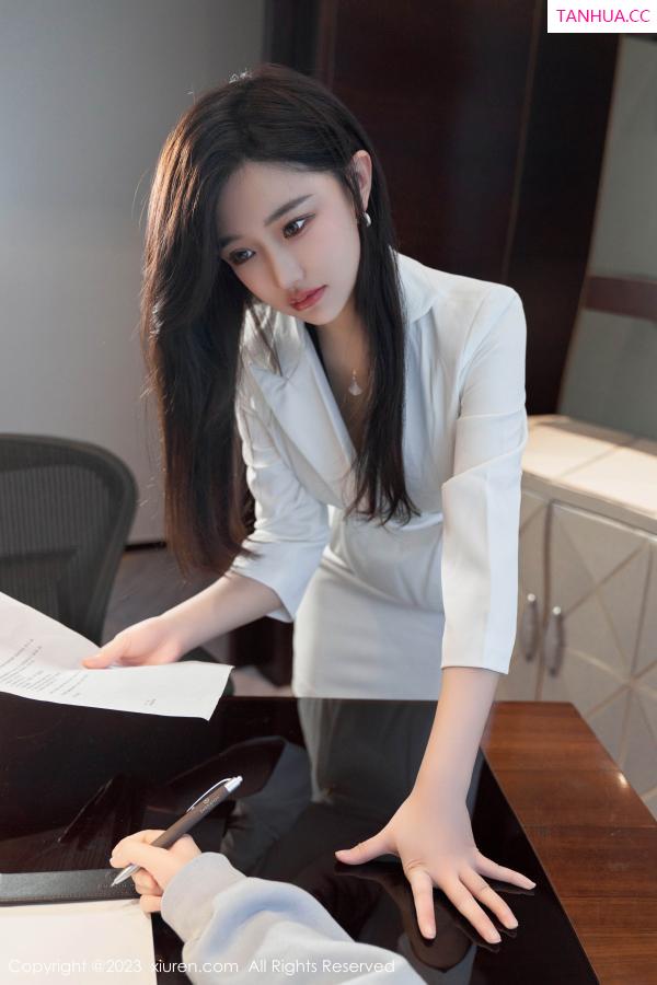   [XiuRen]高清写真图 2023.06.12 No.6900 妙可可Cheese 黑丝美腿第14张图片